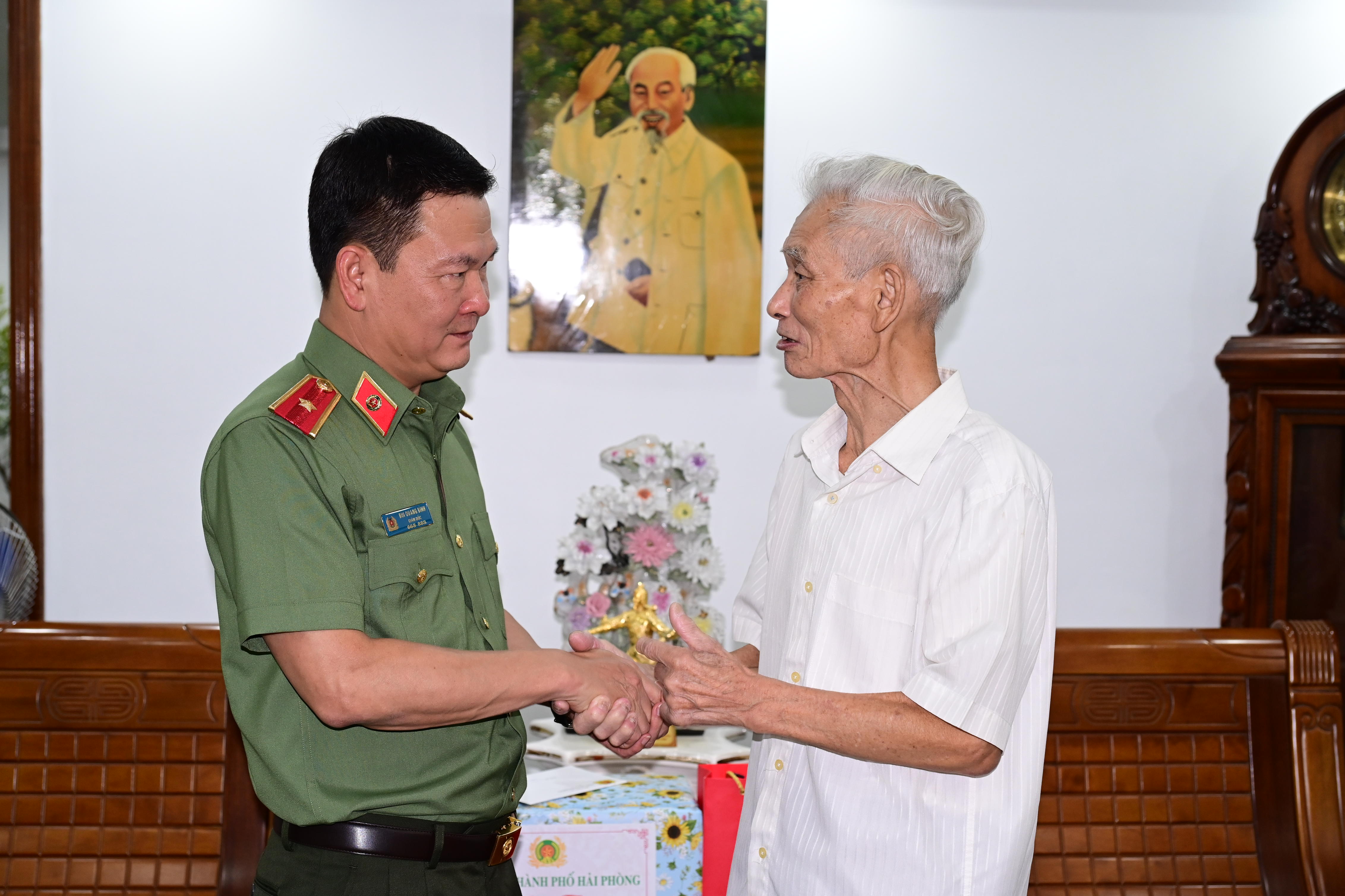 Thiếu tướng Bùi Quang Bình, Giám đốc Công an thành phố thăm, tặng quà nguyên Lãnh đạo Công an thành phố, gia đình chính sách tiêu biểu   